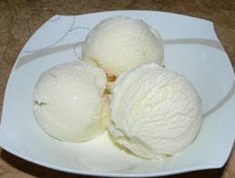 Белое мороженое из мороженицы