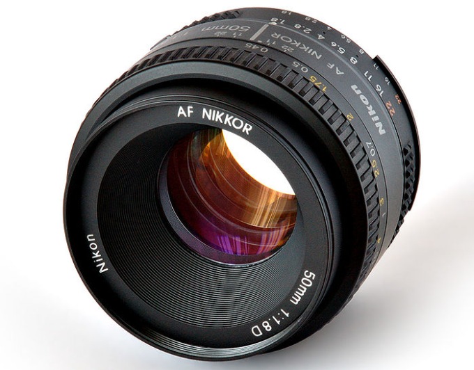 Внешний вид объектива Nikkor 50mm f/1.8D AF с полностью открытой диафрагмой (F1,8)